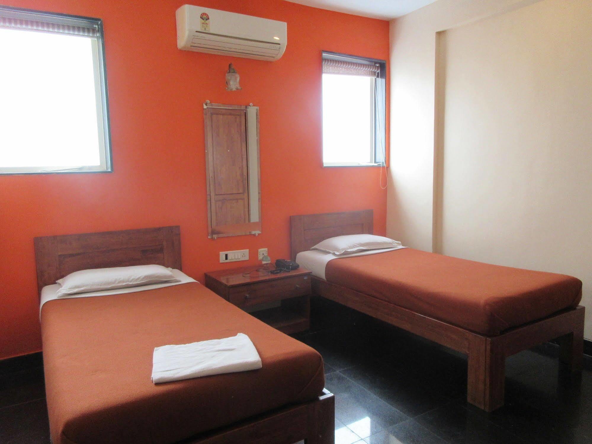 Hotel Q Deck Mumbai Eksteriør bilde