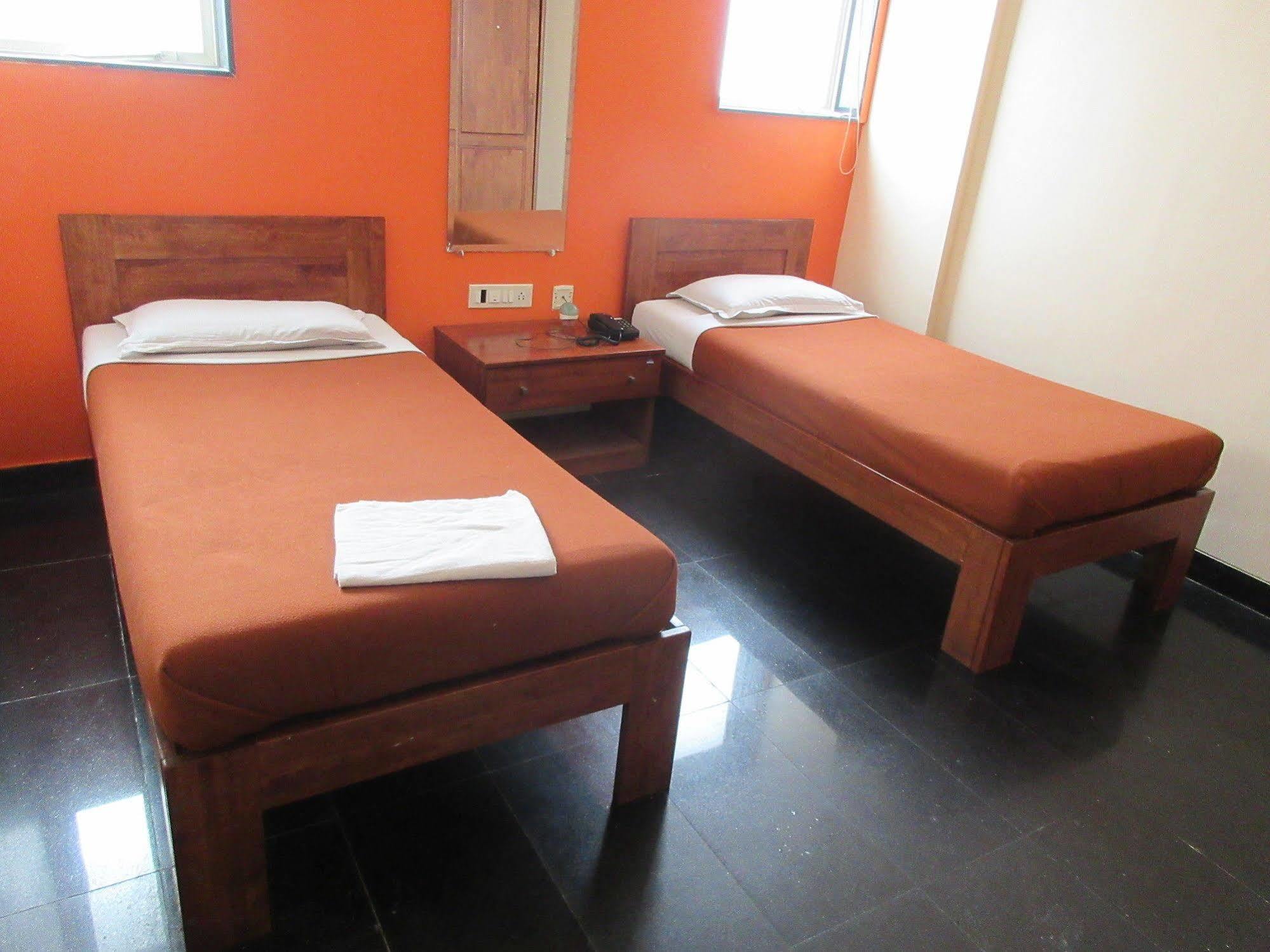 Hotel Q Deck Mumbai Eksteriør bilde