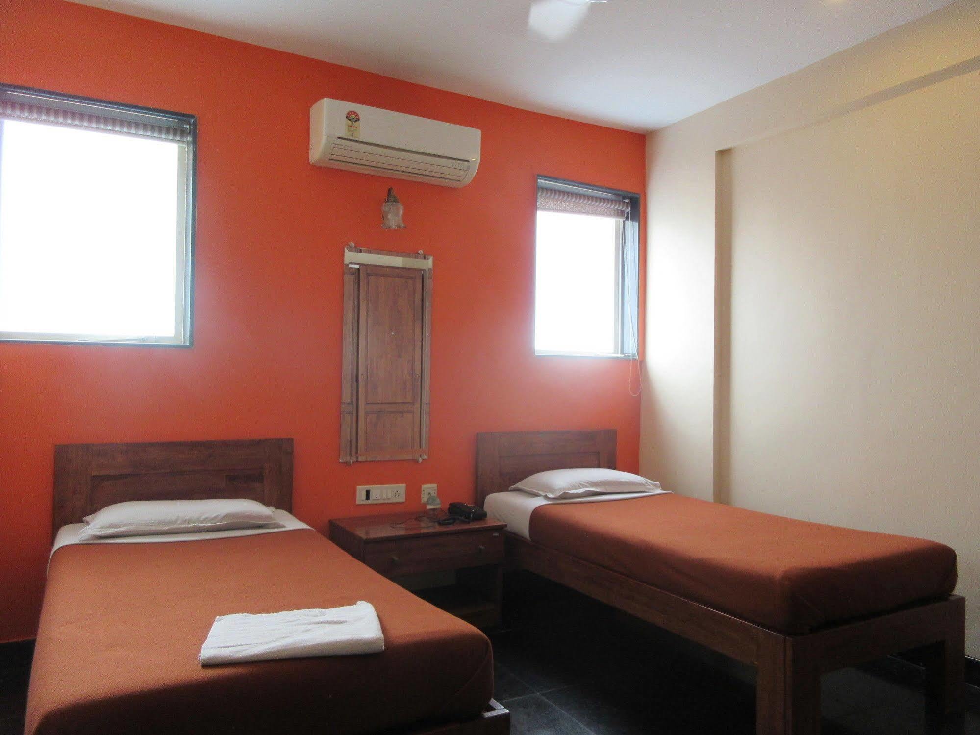 Hotel Q Deck Mumbai Eksteriør bilde