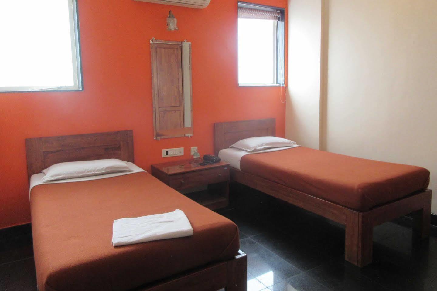 Hotel Q Deck Mumbai Eksteriør bilde